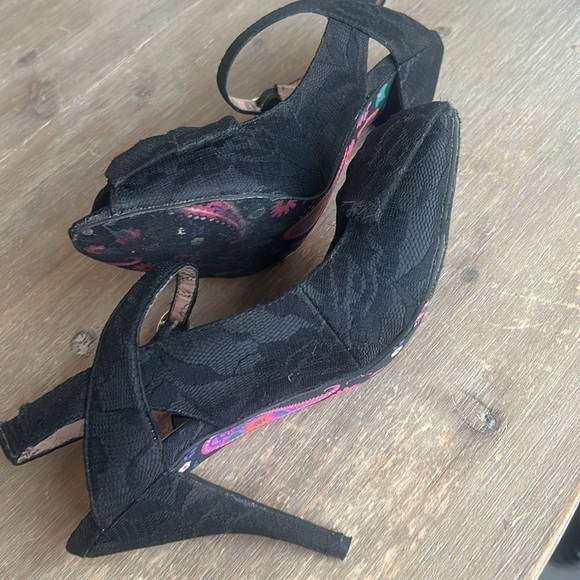 BETSEYVILLE by Betsey Johnson Black Lace Peep Toe Bow Heels Shoes Size 8.5” - Picture 15 of 17